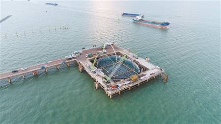 黄茅海跨海通道关键性控制工程——黄茅海大桥主桥中塔承台首层混凝土顺利完成浇筑，可谓完成“关键中的关键”一步。