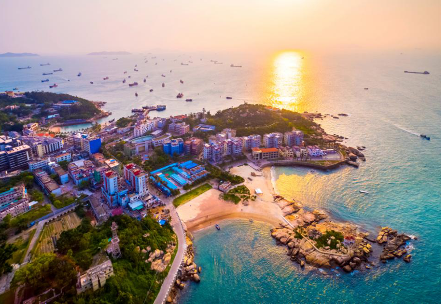 横琴，地处珠海南端，位于珠江入?？谖靼丁４犹炜崭╊?，犹如两把横在南海碧波上的古琴，因此得名横琴。山化为琴，日夜弹奏。碧涛相伴，诗情画意。