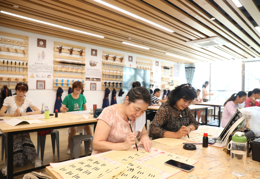投入运营使用的澳门街坊总会横琴中心将把澳门特色的服务手法和理念引进横琴。社区长者饭堂政策惠及常住横琴的澳门长者可享受与横琴本地户籍居民同等的优惠补贴。