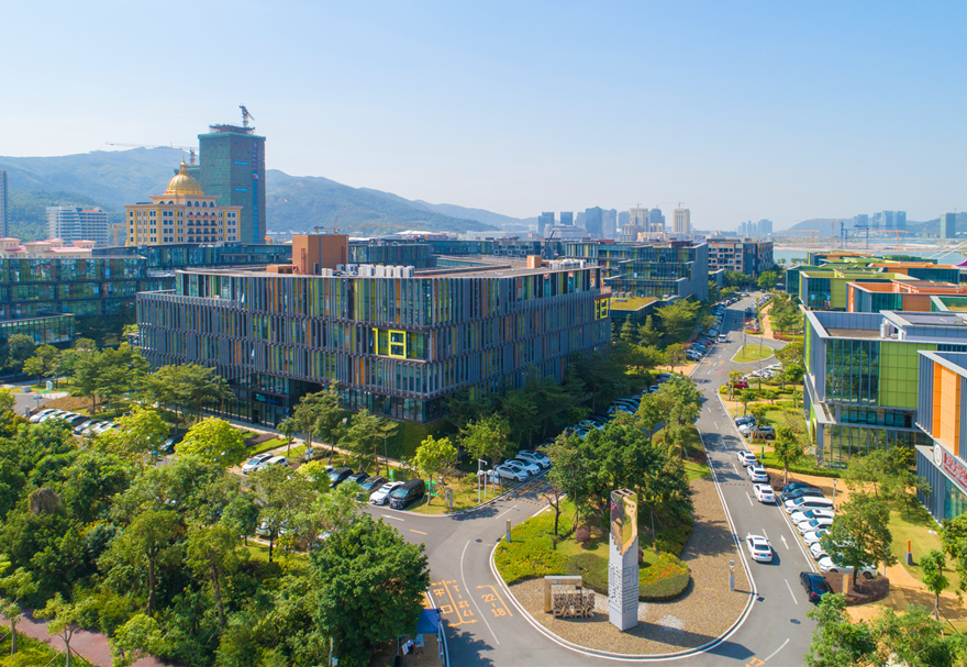 横琴合作区正积极搭建港澳青年追逐梦想的舞台，高水平打造横琴澳门青年创业谷等一批创客空间、孵化器和科研创新载体，推动在合作区创新创业就业的澳门青年同步享受粤澳两地的扶持政策。