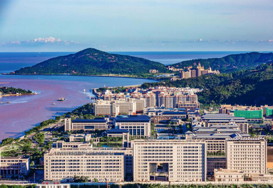 横琴还建有澳门大学新校区。校区占地1.09平方公里，以围墙和人工河与横琴岛其他区域相隔离，通过人车两用的河底隧道与澳门连接，校园内法规制度标准等使用澳门标准。是“一国两制”的创新实践。粤澳双方将探索在澳门大学横琴校区与合作区之间建设新型智能化口岸，高度便利澳门大学师生进出合作区。