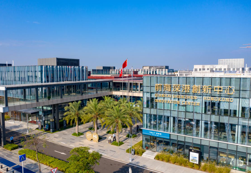 为对接香港需求，前海提出面向香港企业出让不少于三分之一的土地，截至2021年9月，累计面向港企出让土地19宗，面积39.55公顷，占新供应经营性土地出让面积的40.03%，有力拓展香港服务业发展空间。