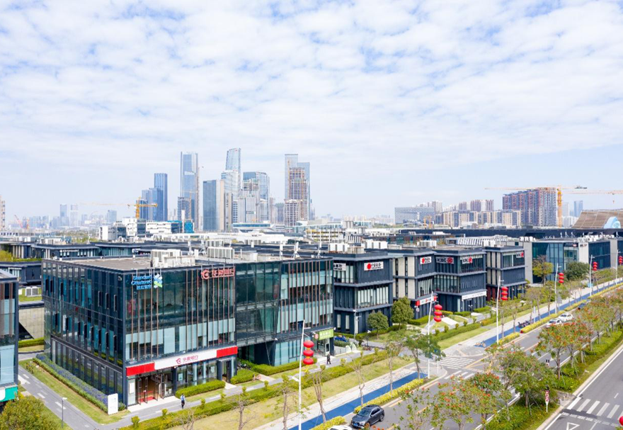 前海合作区方案提出，要扩大金融业对外开放，在与香港金融市场互联互通、人民币跨境使用外汇管理便利化等领域先行先试。作为我国金融业对外开放试验示范窗口和跨境人民币业务创新试验区，CEPA框架下金融业对港开放措施在前海全面落地。港交所前海联合交易中心、汇丰前海证券、东亚前海证券等悉数落户前海，进一步提升香港离岸人民币中心地位。