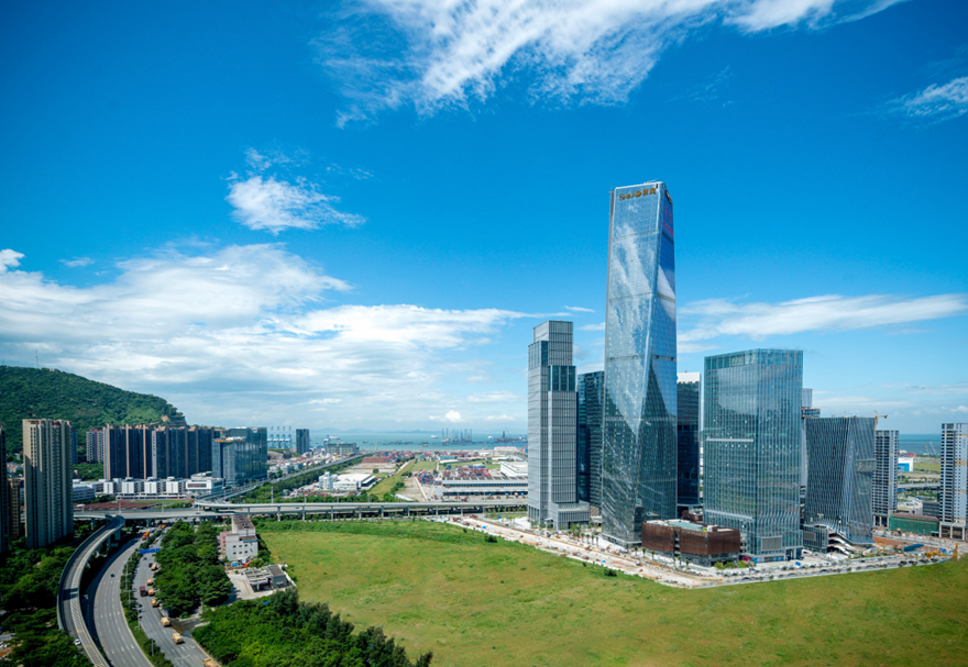 前海联动香港打造国际化营商环境，对标世界银行营商环境指标体系，在开办企业、建筑许可、跨境贸易等十大领域连年改善。