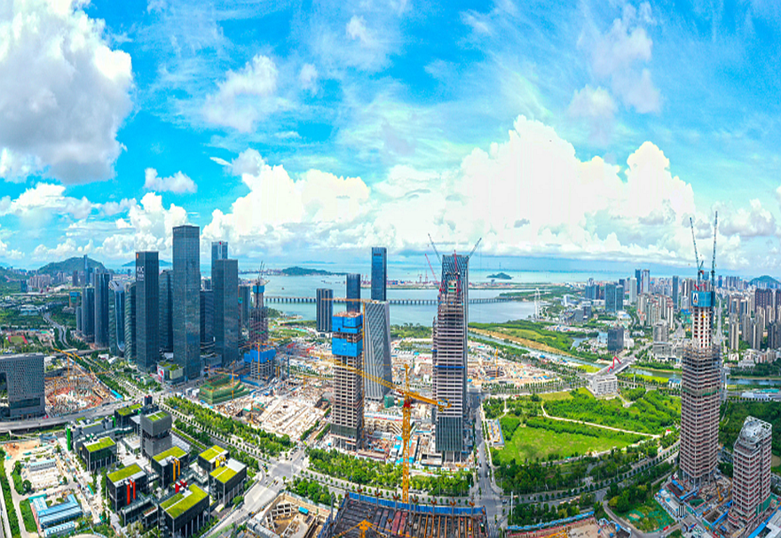 中共中央、国务院赋予前海更大使命，全面深化前海深港现代服务业合作区改革开放，支持前海实行比特区更特的政策。改革空间、开放力度前所未有，带动拓展港澳产业发展新空间，彰显“一国两制”强大生命力和优越性。探索的脚步从未停歇，更高站位、更大格局、更宽视野，深港正拥抱开放，昂首阔步迈向新未来。