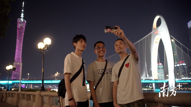 莫仲翘（右）时常约上同样来自香港的师弟们一起在广州游览。受访者供图