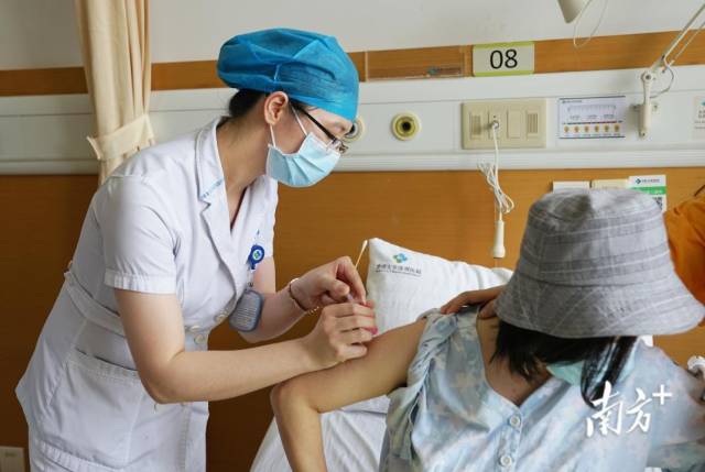  怀孕28周的杨女士成功注射了第一剂抗D免疫球蛋白注射液，成为“港澳药械通”首个药品运抵香港大学深圳医院以来的第一个受益者。