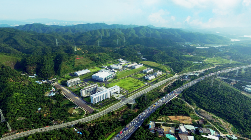 2005年，经国务院批准建造一个质子束功率达100kW、有效脉冲中子通量居世界前列的散裂中子源装置，国家支持建设经费约12亿元，建设期为7年。装置建设包括一台强流质子直线加速器、一台快循环同步加速器、一个靶站、五台中子谱仪等设施和科学实验测试系统等。图为中国散裂中子源实景航拍。