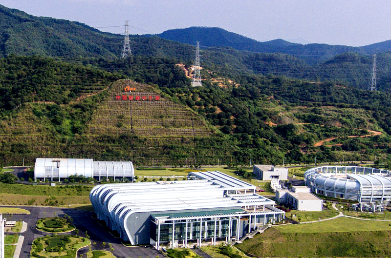 2007年2月13日，中科院与广东省人民政府签署了《中国科学院、广东省人民政府关于中国散裂中子源项目暨广东东莞散裂中子源国家实验室合作备忘录》。同年4月，广东东莞中子科学中心在松山湖科技产业园区正式挂牌，标志着我国首台散裂中子源项目建设及东莞散裂中子源国家实验室正式启动。图为中国散裂中子源园区。