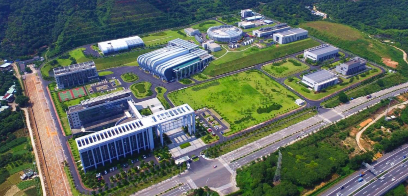 中国散裂中子源涵盖我国凝聚态物理、化学、材料等多学科领域应用的需要，同时兼顾生命科学、工业应用等领域研究的应用需求。从2018年9月至今，中国散裂中子源已完成六轮运行，注册用户超3400人，完成课题700余项，已在Science、Nature Communication、Advanced Materials，JACS等期刊发表文章，并为部分国家重大需求和产业界需求提供技术支撑。图为位于东莞大朗的中国散裂中子源。