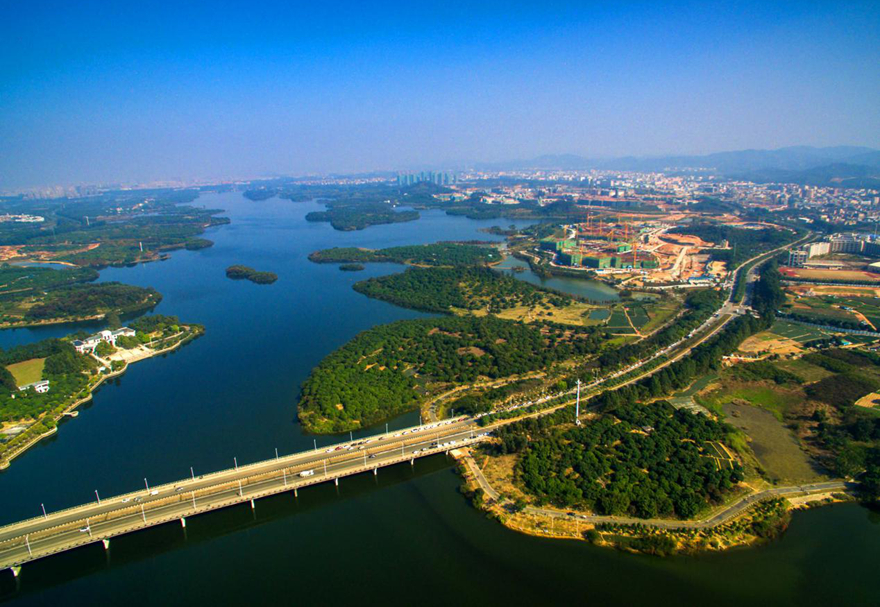 2001年11月，经省人民政府批准，东莞设立了松山湖科技产业园区，规划控制面积为72平方公里，其中有近8平方公里的淡水湖，生态环境优越。2015年9月，园区成功入围珠三角国家自主创新示范区，初步确定“1+2+N”（一轴线+两核心+周边镇）空间布局。目前园区规划控制总面积达163平方公里(含东部工业园)。图为松山湖风光。