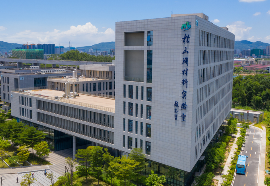 加速打造一流创新环境。截至目前，松山湖拥有国家高新技术企业509家、新型研发机构30家、国家级孵化器14家、市级以上重点实验室和工程技术研究中心217个。规上企业研发中心覆盖率57.47%，R&D占GDP的比例为15.28%。累计拥有各类国家级人才75名，其中拥有双聘院士21名，占全市100%，另有33名院士通过项目合作等特聘方式在园区开展科研工作；。图为松山湖材料实验室（一期）。