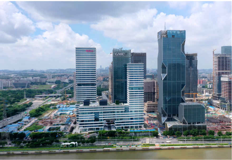 琶洲核心片区，数字产业化态势强。落地全省首个国家新型工业化产业示范基地，已引入腾讯、阿里巴巴、复星、唯品会、国美、小米、科大讯飞等28家人工智能与数字经济领军企业，总投资867亿元，辐射带动创新产业集群在此集聚发展，区域内企业总数已超3.2万家。图为琶洲核心片区。