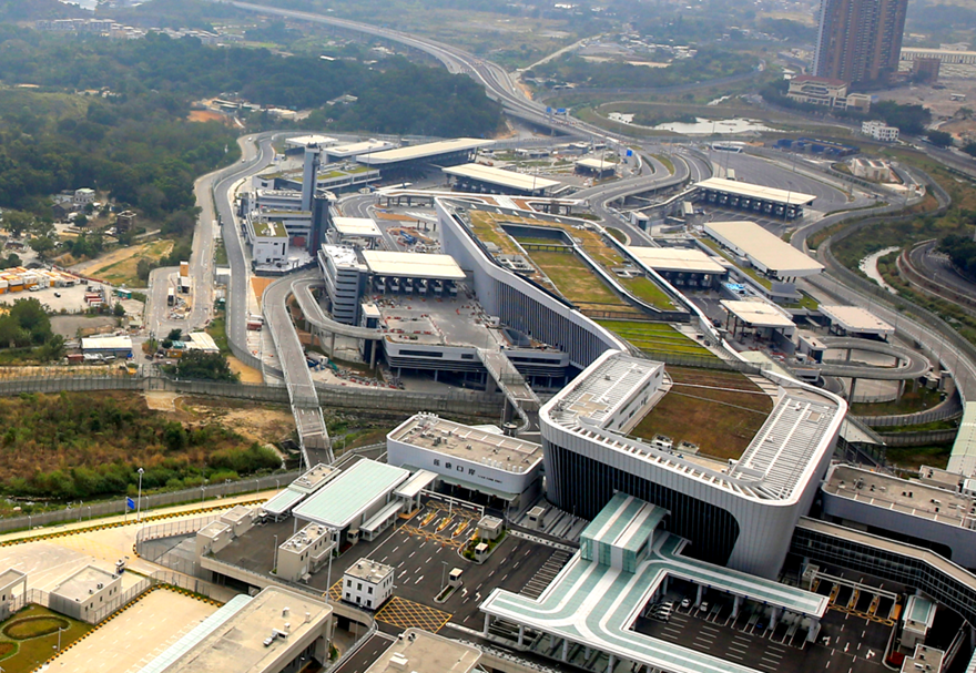 莲塘/香园围口岸是深港间第七座陆路口岸，是粤港重大跨境工程，是实现深港两地跨境货运，亦是“东进东出、西进西出”通关格局的重要基础工程?？诎赌辖酉愀鄯哿牍贰⑾阍拔Ч泛蜕惩方枪?，北连深圳罗沙公路和东部过境高速，将深港与粤东、赣南、闽南的跨境运输连为一体，为粤港澳大湾区人员、物资、资金和信息等生产要素的便捷流通增添了新动力。图为莲塘/香园围口岸。