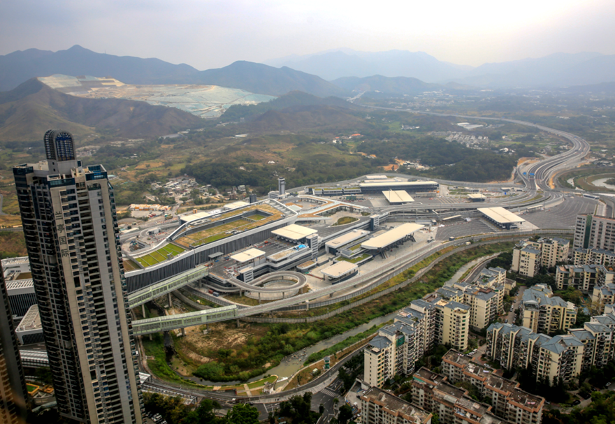 口岸主体建筑横跨深圳河两岸，主要包括旅检大楼、货检区、市政配套工程和跨境桥四部分?？诎妒敌小傲降亓郊臁焙统盗尽耙徽臼健辈檠橥ü啬Ｊ健Ｆ渲?，“一站式”通关模式的与传统过关需要经过层层“关卡”不同，通过共享前端交通指引、电子栏杆、监控、远距离读卡等采集设备，车辆通关只需一次停车，便可实现口岸查验单位共同检查、一次放行，通关时间可缩短至10至15秒。图为莲塘/香园围口岸。