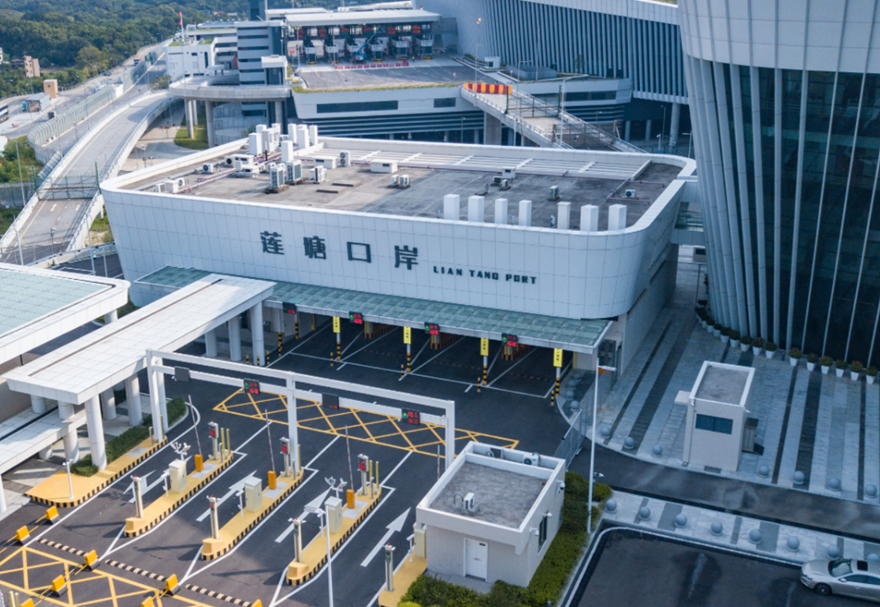 口岸货检区域还投入使用了8个海关“冷链查验平台”，这也是深圳公路口岸中首个配备冷链查验设施设备的口岸，可满足进口水果、冰鲜等特殊温度货物的现场查验，实现冷链货物“不断链”。此外，口岸还建设了国内首台超大型“CT型H986”监管设备，海关通过“CT”技术对集装箱实现不开箱查验，不仅能精准打击违法违禁物品，而且极大地提高了通关效率、改善了通关体验。图为莲塘/香园围口岸。