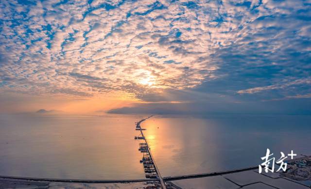 夕阳西下，一条“跨海巨龙”骨架初显?；泼┖？绾Ｍǖ懒又楹：徒?，将于2024年建成通车。  