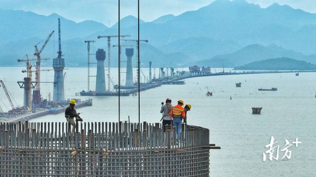 今年以来，黄茅海跨海通道5座主塔“节节攀升”，建设进展正在加速。 