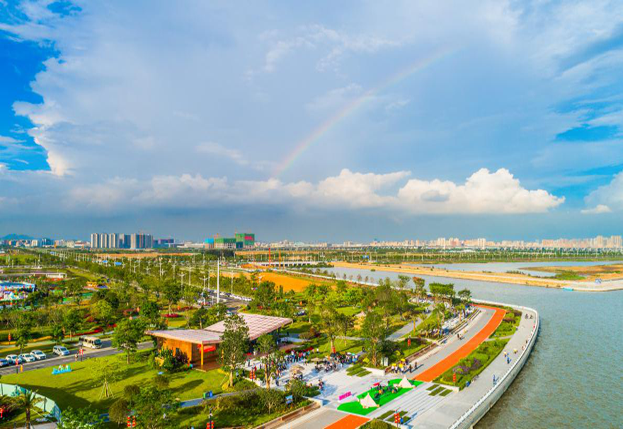 据规划，滨海湾新区将打造一个港澳码头、两条城际轨道、四条高速铁路、六条高速公路、八条地铁汇集的复合交通条件。未来在滨海湾新区，可以形成广深港“半小时通勤圈”。图为滨海湾滨海景观活力长廊。?