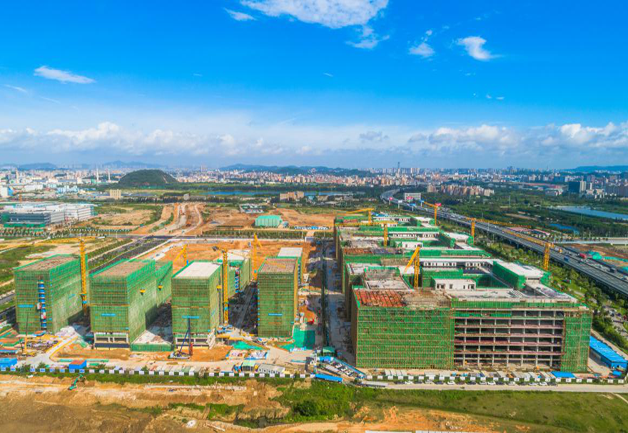 许多崭新的建筑规划正在落地，如大湾区大学落地威远岛、投资100亿元；大学科技园在抓紧谋划；青创城项目已被纳入省市重大预备项目；滨海湾新区还专门拿出约15平方公里土地，规划建设三大战略性新兴产业基地。图为建设中的OPPO智能制造中心。