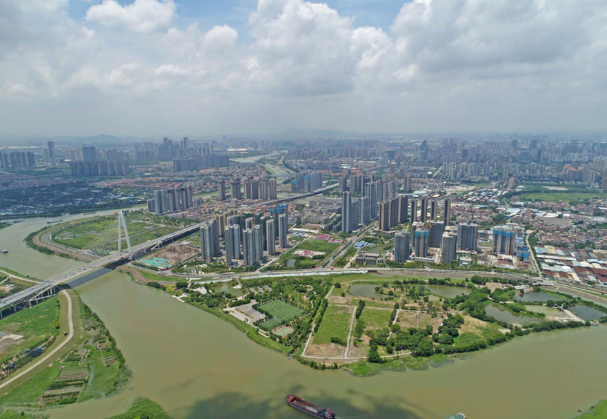 三龙湾具有得天独厚的地理优势，既有东平河黄金水道穿行而过，又毗邻交通枢纽的广州南站。未来还有佛山地铁二、三号线和南海有轨电车贯穿。图为建设中的三龙湾。