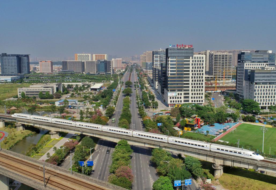 三龙湾一小时交通圈内集聚机场、高铁、城际轨道、高快速公路等重大交通基础设施。高效便捷的对内对外通道，为人才、资本、信息、技术等要素自由流动打下了良好基础。图为穿过三龙湾的高铁线。