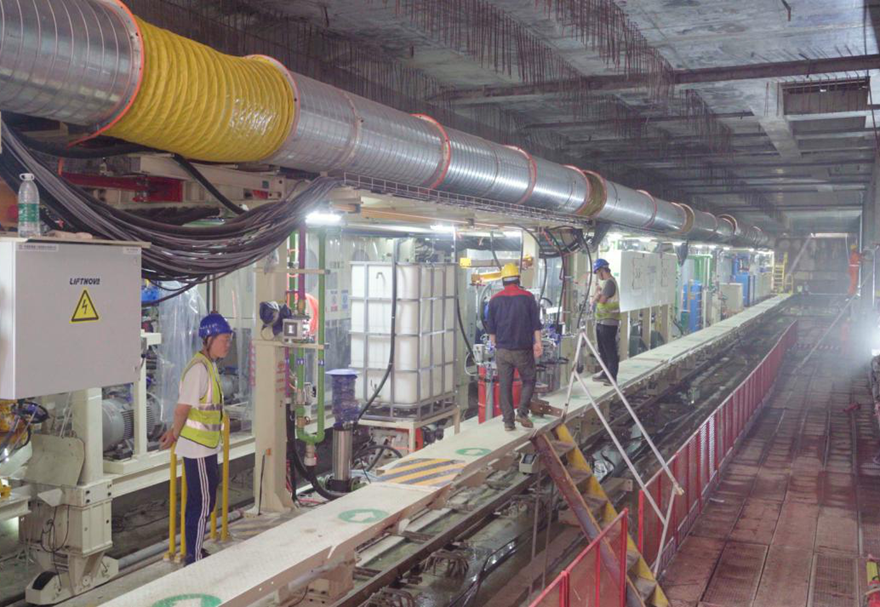 横琴粤澳深度合作区挂牌以来，一大批基础设施建设加速推进，合作区面貌日新月异。包括轨道交通、隧道建设等交通设施进展迅速，琴澳交通互联互通正在加速。图为正在建设中的澳门轻轨延伸横琴线项目。