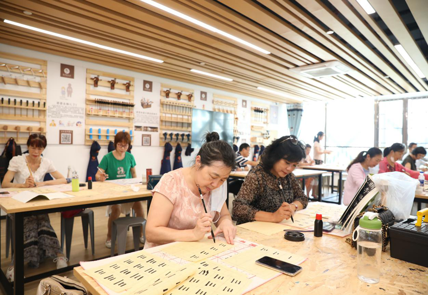为了共同打造美丽家园，横琴还主动引进澳门街坊会联合总会，为在横琴工作、生活的澳门居民提供具有澳门特色的服务手法和理念。特别是社区长者饭堂政策，可惠及常住横琴的澳门长者，同时还可享受与横琴本地户籍居民同等的优惠补贴。图为澳门居民在横琴参加社区活动。