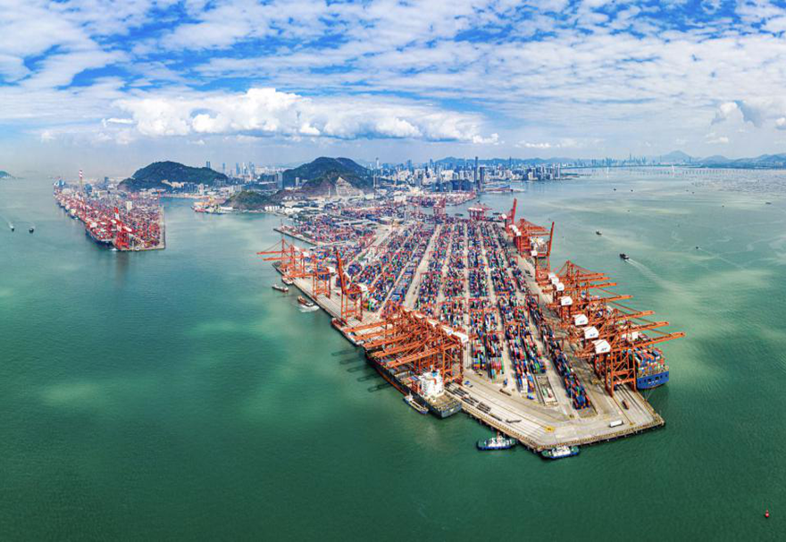 于1989年建成的妈湾港，在粤港澳大湾区建设的时代浪潮下再现光辉，经过改造，如今的妈湾智慧港是粤港澳大湾区首个 5G 绿色低碳智慧港口。图为妈湾智慧港航拍图。