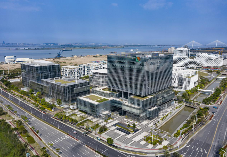 产业园已搭建起一体化全链条的、具有国际先进水准的专业化公共服务平台；拥有完整的科研服务体系，形成了科技创新研发集群；同时，建有“国家级科技企业孵化器”，为企业提供功能齐全的专业孵化平台，促进科技成果在园区的落地、孵化和转化，共同推动中医药产学研和成果产业化发展。图为粤澳合作中医药科技产业园一角。
