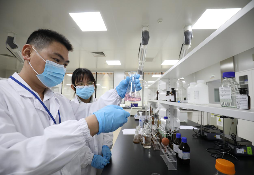 在产学研方面，澳门科技大学、广州中医药大学、福建中医药大学等高校和产业园建立了合作关系，促进科技成果在园区的落地、孵化和转化。图为研发人员正在进行研究。