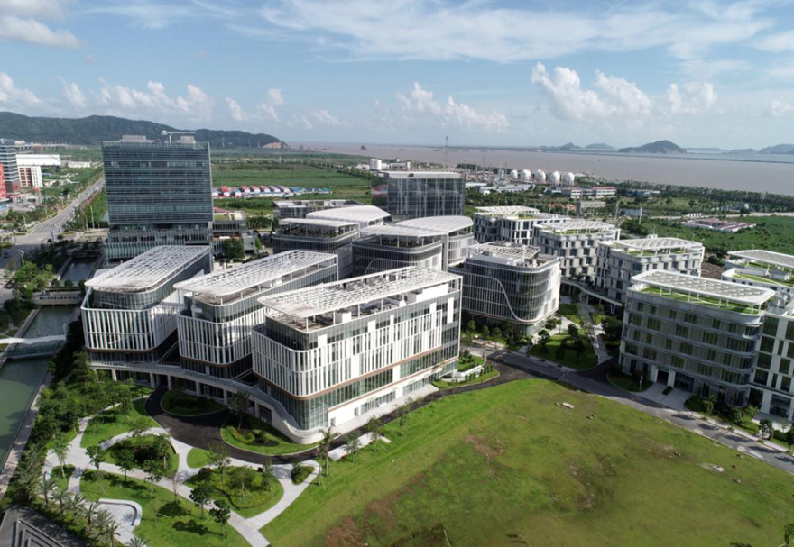 为推动产学研技术和产品转化应用，产业园开展了瑞莲庄、中医药科技创意博物馆（暂名）及中医药主题文化街3个项目，致力打造国际健康养生及文化旅游目的地。图为粤澳合作中医药科技产业园一隅。