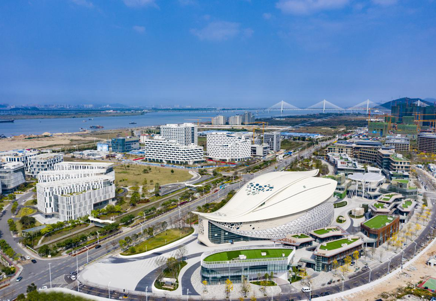 产业园作为澳门发展中医药产业的重要载体和参与粤港澳大湾区建设的重要支撑点之一，具有粤澳合作的先天优势。借力粤港澳大湾区建设带来的发展机遇，产业园将为促进澳门经济适度多元发展创造更多有利条件和活力。图为粤澳合作中医药科技产业园航拍图。