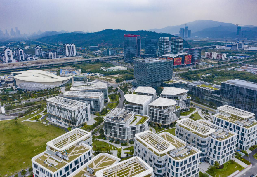 产业园孵化区于2018年底落成，目前已注册企业226家（其中通过产业园平台培育的澳门企业57家，占注册企业的25.22%），涉及中医药、化妆品、保健品、医疗器械、生物医药、医疗服务等领域，已逐渐形成一定的产业集聚氛围。其中，广药集团、澳大研究院、丽珠圣美、天祥集团、碳云智能、盈科瑞、原妙、分子态等重点项目已经入驻。图为粤澳合作中医药科技产业园航拍图。