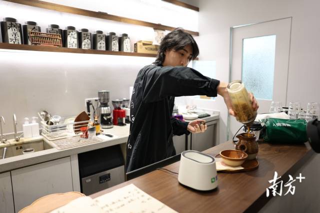 “95后”咖啡店老板王梓铧在制作中药咖啡。