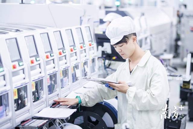 图为长安vivo自动化生产车间，技术人员在调试自动生产设备。南方日报记者 孙俊杰 摄