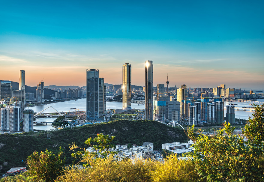 2021年9月，中共中央、国务院印发《横琴粤澳深度合作区建设总体方案》，为横琴粤澳深度合作区建设勾勒蓝图。2023年2月，《横琴粤澳深度合作区发展促进条例》发布，赋予横琴发展新动能。横琴粤澳深度合作区这片热土，正朝着规划蓝图稳步迈进。图为从横琴远眺澳门。