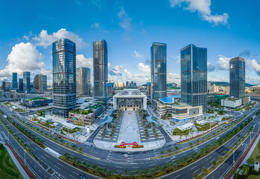 横琴口岸是“一国两制”下横琴与澳门基础设施互联互通的标志性项目,也是粤澳往来的重要通道。经过多年发展，横琴口岸已形成了“合作查验、一次放行”的通关模式，出入境人员只需“在一个大厅、排一次队、接受一次检查”即可完成内地、澳门双方出入境手续，人均通关时间只需30秒左右。图为横琴口岸。