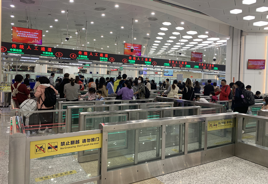 横琴口岸作为粤澳往来的重要通道，日均客流量约为2万人次。在2023年春节长假期间（1月21日至27日），经横琴口岸出入境旅客更是超过22万人次！图为旅客经横琴口岸通关。