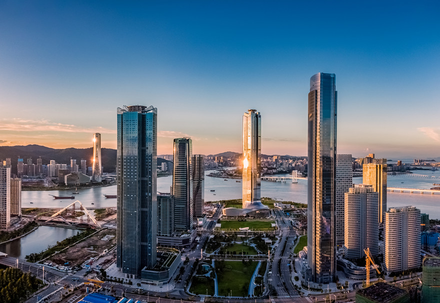 《横琴方案》赋予合作区发展现代金融产业的使命，横琴金融岛作为横琴发展现代金融产业的“排头兵”，迎来更大的发展机遇。据统计，2022年，合作区金融业产业增加值同比增长8.1%。图为2022年的横琴金融岛。