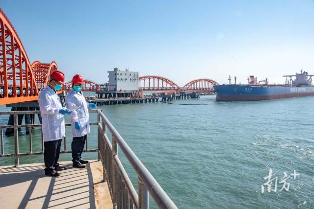 汕头海关所属揭阳海关关员对进口原油船舶实施现场监管。袁国宏 摄