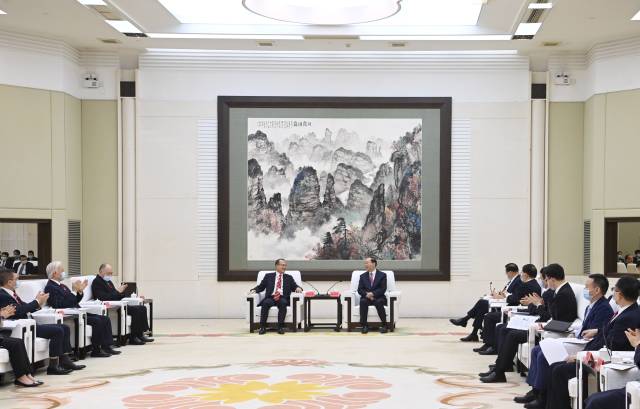 4月25日下午，省委书记黄坤明，省委副书记、省长王伟中在广州会见了以香港中华总商会会长、新华集团主席蔡冠深为团长的香港中华总商会访问团一行。南方+记者 王辉 肖雄 摄