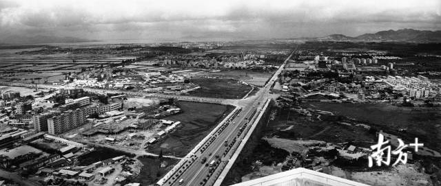 1987年，深圳市中心区原貌。图中左为福田村、岗厦村；右为中心公园、莲花山公园和田面村。