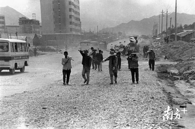 1982年，建设中的深南大道，西往东方向。