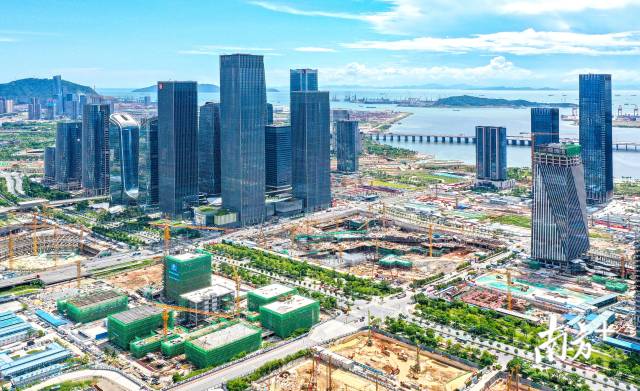 2020年8月，建设中的深圳前海蛇口自贸片区，高楼拔地而起。南方日报记者 朱洪波 摄