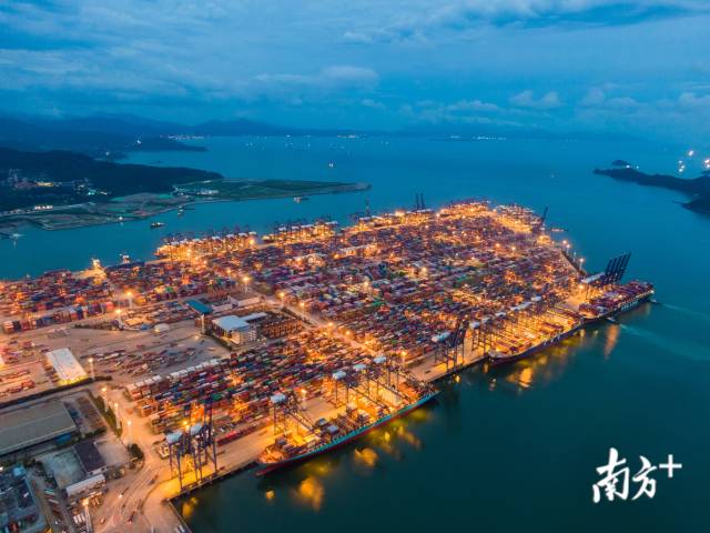 2020年6月，入夜的盐田港灯火通明，它是世界集装箱吞吐量最大的港口之一。