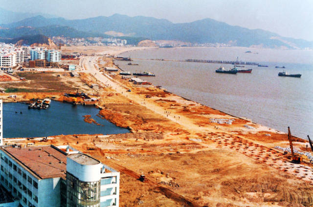 1991年，正在建设中的珠海香洲湾情侣中路。