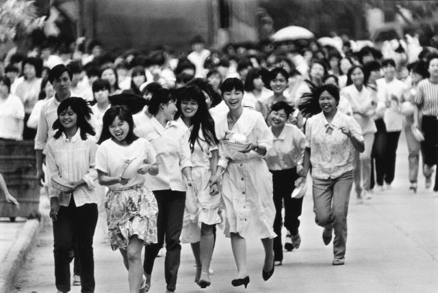 1989年，深圳蛇口凯达玩具厂下班的女工。