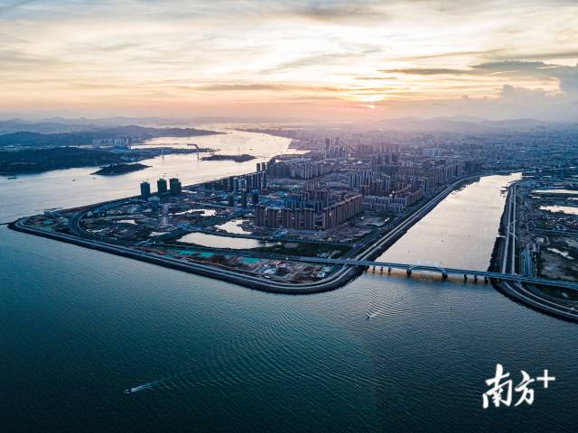 2020年6月，汕头东海岸新城正在如火如荼地建设中。