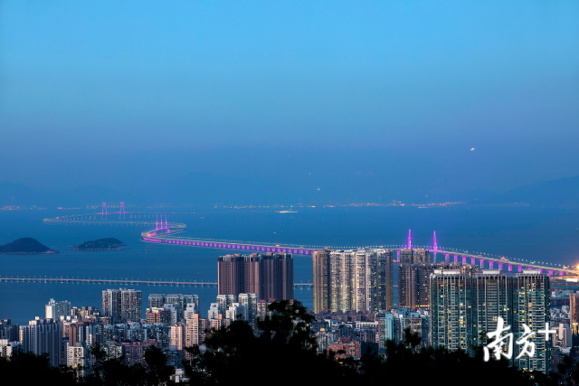 一桥飞架三地，港珠澳大桥的建成使得粤港澳三地联系更加紧密。